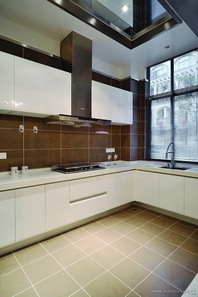 现代风格L型8平米别墅厨房白色橱柜棕色墙...