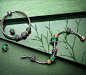 丹麦珠宝品牌PANDORA，以手工精细、价格相宜闻名。经典产品包括吊饰手链，戒指，耳环和项链等，畅销全球逾65个国家。