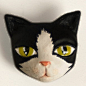 巨萌无比的猫咪手绘黏土胸针，来自捷克手工艺人，当然啦，设计者自己就是一位猫咪控。最棒的是，你可以把自家猫咪照片发给她定做！ 售价:412.89元