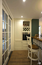 厨房 吧台 简约美式 白色壁柜 酒架 镶入式烤箱 白色细框玻璃门 蓝绿色墙壁 射灯 
温暖的150平纯正简美风 | 一兜糖 - 家居软装社区