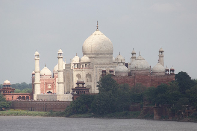 Taj-Mahal-2014.jpg (...