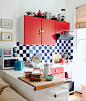 #厨房#红色橱柜~蓝白墙砖，搭配非常时尚给力！