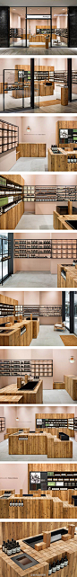 #有家店铺# TORAFU负责为 Aesop 的大阪店进行设计，粉色墙面加上由雪松木条搭建的产品展柜充满温馨感，与两侧的黑色钢材货架形成色彩对比，让产品更为抢眼。 http://t.cn/RvOFdym