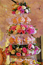 武汉SissiCakeDesign【鲜花主题婚礼甜品桌】 By @Sissi Cake Design :  上帝说，要有光，于是就有了光。上帝一定也说了，要有花，很多美丽的花。那么今天的甜品台，蛋糕有花，相框有花，支架有花，玻璃盒子里也有花，很多美丽的花。