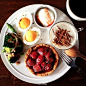 日本平面设计师山崎佳自2012年起，开始在Instagram上展示自己的早餐大作，至今已吸引了超过37万关注者。