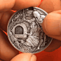 俄罗斯硬币雕刻大神Roman Booteen，通过纯手工制作出各种精妙的硬币，真的不敢相信一枚小小的硬币里，竟能有如此多的机关！！！ ​​​​