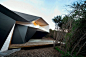 克莱因瓶住宅由 McBride Charles Ryan - Rob McBride & Debbie-Lyn Ryan 设计，以纯几何的眼光拆开来看，Klein Bottle House 其实就是若干三角面和不规则四边形拼接而成的一个能够居住的封闭空间。