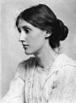 弗吉尼亚伍尔夫在1902年。艾德琳·弗吉尼亚·伍尔芙（Adeline Virginia Woolf，1882年1月25日-1941年3月28日），英国女作家、文学批评家和文学理论家，意识流文学代表人物，被誉为二十世纪现代主义与女性主义的先锋。
两次世界大战期间，她是伦敦文学界的核心人物，同时也是布卢姆茨伯里派（Bloomsbury Group）的成员之一。最知名的小说包括《达洛维夫人》（Mrs. Dalloway）《到灯塔去》（To the Lighthouse）等。