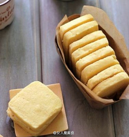【椰香奶油奶酪酥饼】1.黄油软化，加糖粉...