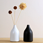 小口黑白陶瓷日式花瓶 简约的黑白，小口陶瓷日式花瓶，随意插几只干花，充满了艺术品味。