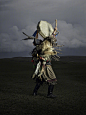 最后的萨满 : 　　蒙古族萨满教“萨满法师”装束，丹麦摄影师 Ken Hermann 拍摄于中国内蒙。萨满教是古代蒙古人的原始宗教。它是原始宗教的一种晚期形式。它由满洲——通古斯语族各部位的巫师称为萨满而得名。（kenhermann.com） 