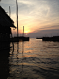 柬埔寨“日暮西沉，湖上极为宁静，仿佛天地间就只有我们这一叶扁舟。 #花瓣爱旅行#