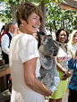 在澳大利亚拥抱考拉合影 用英语称赞“wonderful”_新闻_腾讯网----澳大利亚总理阿博阿博特的夫人margie     abbott与考拉拥抱