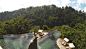 巴厘岛空中花园酒店这个大名鼎鼎的双层凌空无边泳池被誉为“世界上最棒的泳池”，在泳池里可以直面巴厘岛最美的丛林和神秘的庙宇。