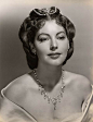 爱娃·嘉德纳：
    Ava Gardner（1922-12-24至1990-01-25）：生于美国北卡罗来纳州，逝于英国伦敦。美国女演员，1940年进入好莱坞。1999年被美国电影学会选为百年来最伟大的女演员排名第25名。
    代表作：红尘、水莲公主、灵欲思凡
    作为40年代的性感偶像，爱娃·嘉德纳只是丽塔·海华丝和玛丽莲·梦露之间的过渡角色，但比起两位要么痴傻要么离奇死亡的下场，她的一生才是真正的文月风光，从电影到人生，都是真正热辣的偶像。
她身上兼备了野性，纯真，性感和优雅。与赫本的纯粹