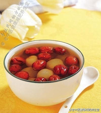 【超简单补气血食疗方法】1、红枣10粒切...