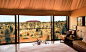 乌鲁鲁（艾尔斯巨石）是澳洲的骄傲，这块世界最大的红色砂岩孤独挺拔地矗立在澳洲北部平原上。作为澳洲土著的神圣之地，这里充满了岩刻与神秘。而在岩石所在的乌鲁鲁卡塔丘卡国家公园内，有豪华的东经131°（Longitude 131°）酒店，15栋豪华帐篷让人们有幸陪伴巨岩日出日落。