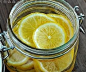 【蜜渍柠檬】原料：柠檬、蜂蜜。操作：1、柠檬用盐摩擦表皮（杀菌去果蜡），用清水洗净，拭干，切成薄片2、取一个干净干燥的玻璃瓶子，在瓶底铺一层柠檬。3、倒入两大勺蜂蜜。再铺一层柠檬，再倒蜂蜜。4、如此反复，直到放入全部柠檬片。蜂蜜量最好是多点儿，跟柠檬片齐平。5、密封瓶盖,秋冬放室温即可,春夏最好放冰箱储存,一般密封两天后，第三天就可以打开泡柠檬蜂蜜水喝了。6、喝的时候，取两三片蜜渍柠檬，兜两勺柠檬蜂蜜汁，用温开水或者凉开水冲泡饮用。