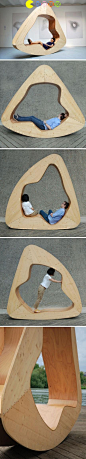 来自旅法中国设计师Yuan Yuan的绝妙创意，La Maison Nuage是一款超级好玩、超级好用的公共躺椅：看上去就像是一个圆角的三角形，内部则是不规则的神秘曲线，依据三角形位置的不同，内部的曲面将可以构成双人椅和躺椅等多种功能~
