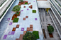 深圳海岸小学
学习与游乐相交融的互动空间  
字母、色块、堆叠的木平台与种植，将室内球场屋顶的花园，定义成为一个学习、社交与嬉戏相交融的场所。