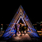 【The Wave】“哥哈灯光音乐节”FROST Festival去年的受宠作品、全长80米的互动灯光艺术装置“波浪”本周回来咯~ 还是位于新港北侧的Ofelia Plads(奥菲莉娅广场)

这回将一直亮到3月25日“冬天结束”那天(至少冬令时结束了)。共有两组灯光与音效，2月25日起是第二组，走起！#美妙的哥本哈根# ​​​​