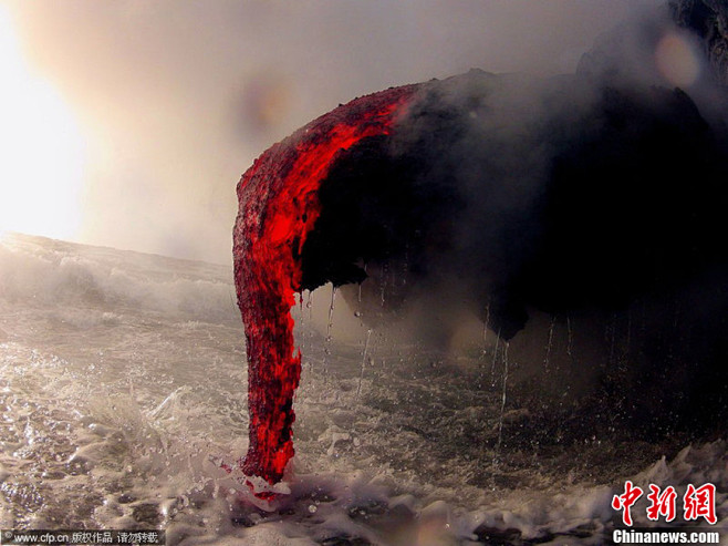 摄影师冒险近距离拍摄岩浆入海震撼画面