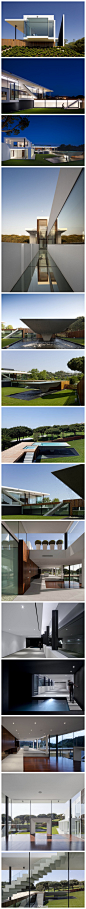 葡萄牙Algarve地区Vale Do Lobo海滩边的豪华别墅，由Arqui+Arquitectura建筑事务所设计。镶嵌大面积落地玻璃的白色建筑呈U形平面舒展延伸，开敞的室内空间配以独特的室外悬臂游泳池 ，使得别墅犹如珍珠一般融入大地。www.archdaily.com