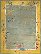 1920年代的美国设计师设计的中国地毯。受当时欧洲的Art Deco风格的影响，大胆的用色，加上中国的传统花纹图案，比如牡丹花、梅花、蔓藤、花瓶、屏风等等，形成独特的中国装饰艺术风格。地毯使用羊毛和真丝手工编织。