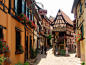 法国【埃吉桑 Eguisheim】德语名为艾吉斯海姆(Egisheim)，是阿尔萨斯一座美丽的城镇，临近科尔马。这座小城以精妙的环形布局和德法交融的风情著称，中世纪时期的罗马教皇利奥九世出生在这里。via:走遍欧洲