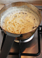 如何做奶油蟹味菇炒意面的做法（西餐菜谱）