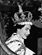 1953年，伊丽莎白女王在加冕礼上。她佩戴的皇冠是大不列颠钻石王冠，是她的祖母玛丽王后1893年结婚时收到的结婚礼物，1947年，又转送给她作为她的结婚礼物。
