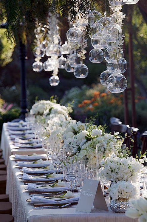 西式婚礼长餐桌的布置，不同的风格和花艺设...