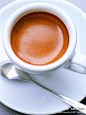 【贵妇人咖啡】源于法国，也称“欧蕾咖啡”，是法国贵妇人最爱的早餐饮品，号称能使人“晨起一杯，快乐一整天”，是营养与美味兼而有之的饮品，能使您精力充沛~材料:热咖啡70毫升、牛奶70毫升、方糖2颗 制作:1.将热咖啡倒入杯中2.慢慢倒入牛奶3.将方糖附盘边~ 
