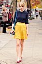 泰勒·斯威夫特（Taylor Swift）深蓝色扭花毛衣，搭配亮黄色百褶裙，最关键的是这个蓝色挎包，颜色不偏不倚，恰到好处。