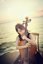 美女海边大提琴独奏会