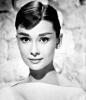 奥黛丽·赫本 Audrey Hepburn（1929-05-04至1993-01-20）好莱坞著名影星，1999年被美国电影学会选为百年来最伟大的女演员第3名。出生于比利时布鲁塞尔，她的母亲是荷兰贵族后裔。二战中赫本曾为荷兰游击队秘密传递情报。1952年奥黛丽·赫本到美国参与舞台剧《金粉世界》的演出。1954年3月25日，赫本因电影《罗马假日》获奥斯卡最佳女主角奖。1955年再度获得奥斯卡最佳女主角奖提名。赫本晚年投身于慈善事业，是联合国儿童基金会亲善大使的代表，1992年被授予“总统自由勋章”。