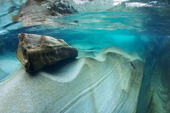 世界上最干净的河瑞士的韦尔扎斯卡河，站在...