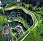 位于新加坡中部，介于CBD、克拉克码头区和唐人街之间，并紧邻芳林公园，本地的WOHA建筑事务所为派乐雅酒店（Parkroyal Hotel）在此设计了一幢真正花园式的酒店。整幢建筑由15000平方米的空中花园组成，包括水池、瀑布、绿植梯田和墙壁。从品种多样的遮荫树木，到高大的棕榈树，开花植物 ，以及绿叶灌木和悬垂攀缘植物，应有尽有，它们共同组建了一个郁郁葱葱的热带世界。
