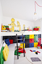 不同颜色的塑料墙砖设计，让孩子学会搭配自己房间的色彩，自己动手丰衣足食。