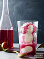 美食与美酒杂志#食单# 宝石红蔓越莓糖浆，制作这款颜色漂亮的糖浆，可以浇在奶酪、蛋糕或冰淇淋上，不仅颜色漂亮，还能增加酸甜的口味，这个周末就试试吧！