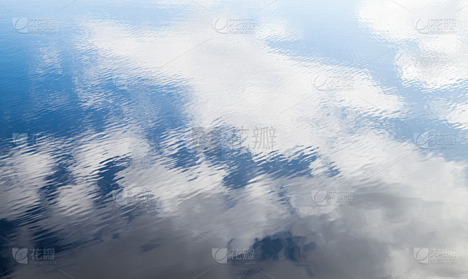 抽象背景与波纹和多云的天空