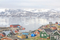 格陵兰岛：丹麦属地、世界最大岛。这里的居民以渔业打猎为生。每家每户都是色彩斑斓的尖顶木屋，一栋紧挨一栋。阳光下，满眼的红黄蓝，错落有致，据说这样可以增加空间色彩。因为依山势而建，每家推开窗户一眼便可望见乌玛纳克峡湾中的美景，这样的生活只在童话里出现吧。