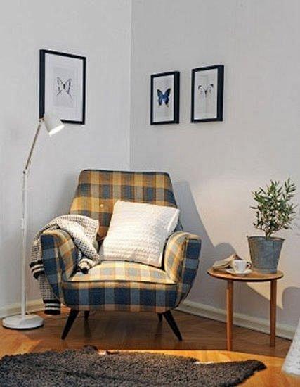 　　格纹布面的单人沙发，整体造型略显简洁...