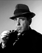 亨弗莱 德弗瑞斯特 鲍嘉（英语：Humphrey DeForest Bogart，1899年12月25日－1957年1月14日）是一位美国性格男演员，他在死后的几十年后还在全球人和电影界保留着传奇性的地位。 1942年他在《北非谍影》一片中出色的表演让他获得奥斯卡最佳男演员奖提名，这部电影直至今日还被人认为是永恒的精典，而他所扮演的角色里克（Rick）是美国人永远的偶像。 他还在1951年凭借《非洲女王号》获得奥斯卡最佳男主角奖。 1999年，美国电影学院把他评为电影诞生100年以来最伟大的男演员。
