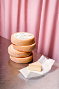 插画风格！奶酪品牌VI设计 - 优优教程网 - 自学就上优优网 - UiiiUiii.com : Stavanger Ysteri 是挪威西海岸工业城市Stavanger的一家城市奶酪工厂，通过只是用升牛奶、经典的食谱配方，带来有特色口味的奶酪，其制作方法结合了传统和科学，近年来，已经成为挪威手工奶酪制作的领跑者之一，其奶酪被挪威最好的餐馆使用。设计项目以哲学和自然为灵感，创造带有人文主义和科学性的仪式感插图，作为标签印刷在自粘纸上，形成独特的传承经典与自然有机的风格。