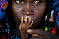 【母亲与孩子】
2005   在撒哈拉地区的紧急供给中心，营养不良的Alassa Galisou将手指按在他母亲Fatou Ousseini的嘴唇上。近期最严重的一次干旱，加上蝗虫灾害摧毁上一年的作物收成，造成数百万人食物极度短缺。(Finbarr O'Reilly) 