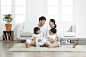 Happy family in livingroom_创意图片