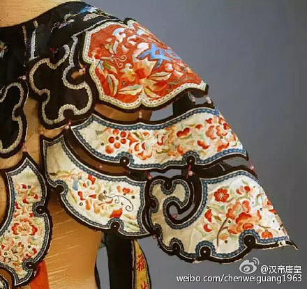 云肩。中国古代女性服饰肩上的装饰品，太美...
