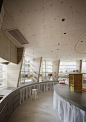 【专筑·视界】花生幼儿园 Peanuts Nursery School by UID Architects

 这座平面像一粒“大花生”的幼儿园（Peanuts Nursery School）位于日本福山（Fukuyama），由日本建筑工作室UID Architects设计，去年3月份建成。花生幼儿园（Peanuts Nursery School）坐落在一个绿树掩映的花园内。整个幼儿园围绕着“花生仁”展开，也就是中心的“8”字形空间，这里是孩子们玩耍学习的中心，其余的辅助空......