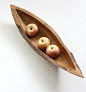 大尺寸老柚木雕盆摆件（印尼产 ）
印度尼西亚进口，老柚木制品。 
长74厘米，宽19厘米，高约13厘米。 
如果尺寸适合您家的台面，实用的话当做果盘当然是最合适了的。船形的摆件器皿除了形式俊秀外，还常常被赋予“一帆风顺”或“风平浪静”等吉祥寓意，在家中可是个“讨吉利”的好装饰。 
净重约1.9公斤。必要的木架包装后货重在4公斤。